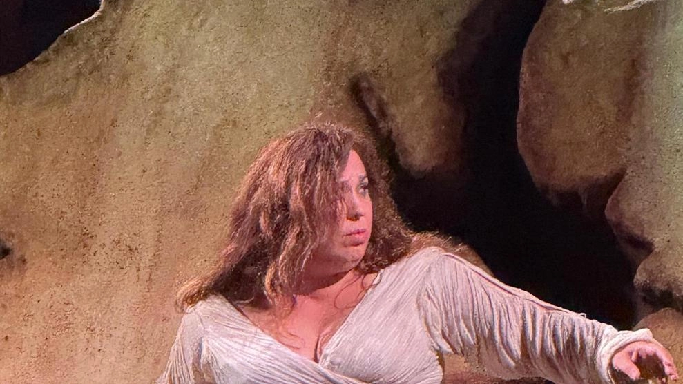 Parla il soprano Maria Josè Siri, a cui spetterà il compito di chiudere da protagonista la settantunesima edizione della rassegna lirica dedicata al Maestro: "Una grande emozione cantare in questi luoghi". Parla il soprano Maria Josè Siri, a cui spetterà il compito di chiudere da protagonista la settantunesima edizione della rassegna lirica dedicata al Maestro: "Una grande emozione cantare in questi luoghi".