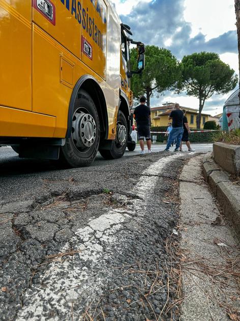 https://www.lanazione.it/image-service/view/acePublic/alias/contentid/ZDM0YzE0ZjUtNDU4OS00/0/morto-nellincidente-a-34-anni-sotto-la-lente-le-radici-sullasfalto.jpeg?f=1.90:1&h=630
