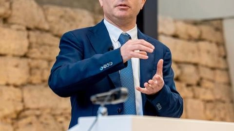 Siglata un’intesa tra il candidato più votato e quello uscito per 9 voti . Siglata un’intesa tra il candidato più votato e quello uscito per 9 voti .