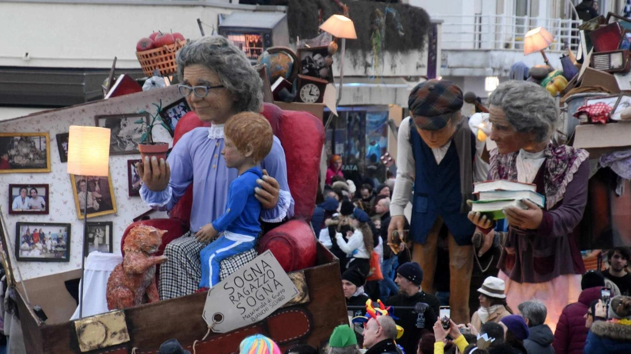 La mascherata in gruppo «Sogna ragazzo sogna» di Silvano Bianchi (foto Umicini) La mascherata in gruppo «Sogna ragazzo sogna» di Silvano Bianchi (foto Umicini)