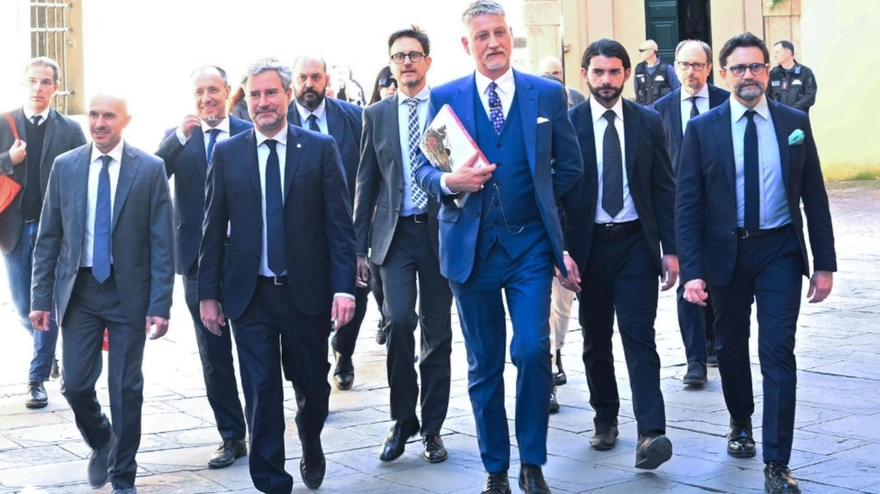 Il ministro della cultura Alessandro Giuli (al centro della foto in abito celeste) durante la sua visita a Lucca di pochi giorni fa