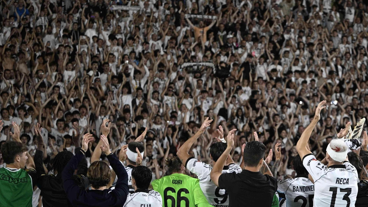 Il mister D'Angelo elogia la squadra e i tifosi dopo la vittoria sul Catanzaro, preparandosi per la finale contro la Cremonese.