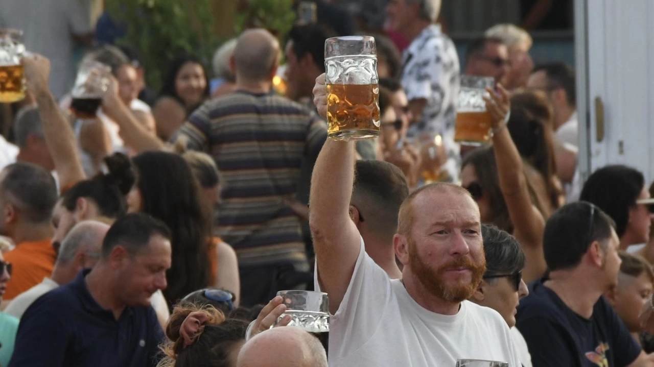 Tavoli e stand gastronomici presi d’assalto per la manifestazione alla Imm che terminerà il 7 settembre fra specialità e musica Tavoli e stand gastronomici presi d’assalto per la manifestazione alla Imm che terminerà il 7 settembre fra specialità e musica