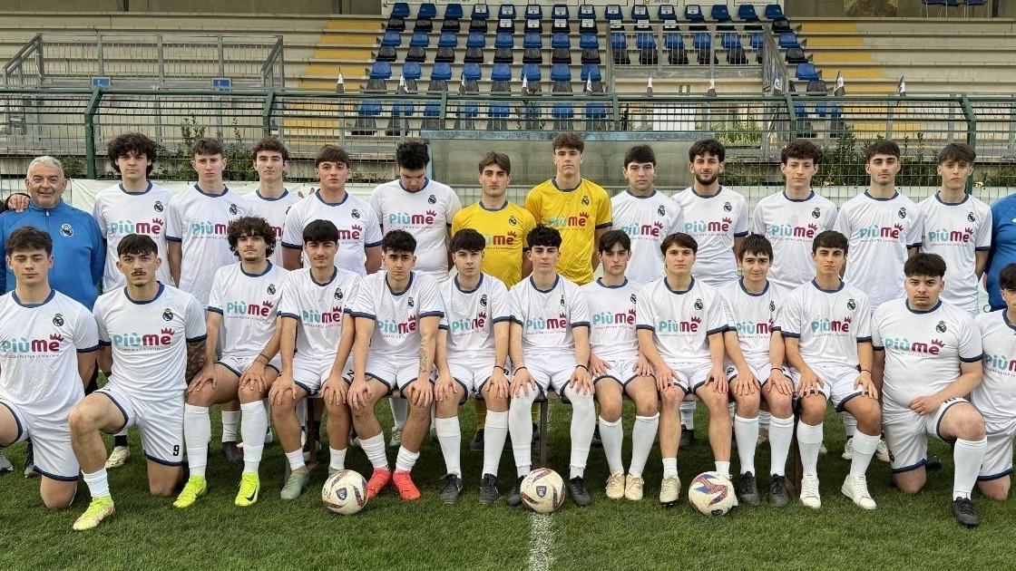 La formazione al gran completo del Real Forte Querceta che ha vinto il campionato Juniores provinciale La formazione al gran completo del Real Forte Querceta che ha vinto il campionato Juniores provinciale