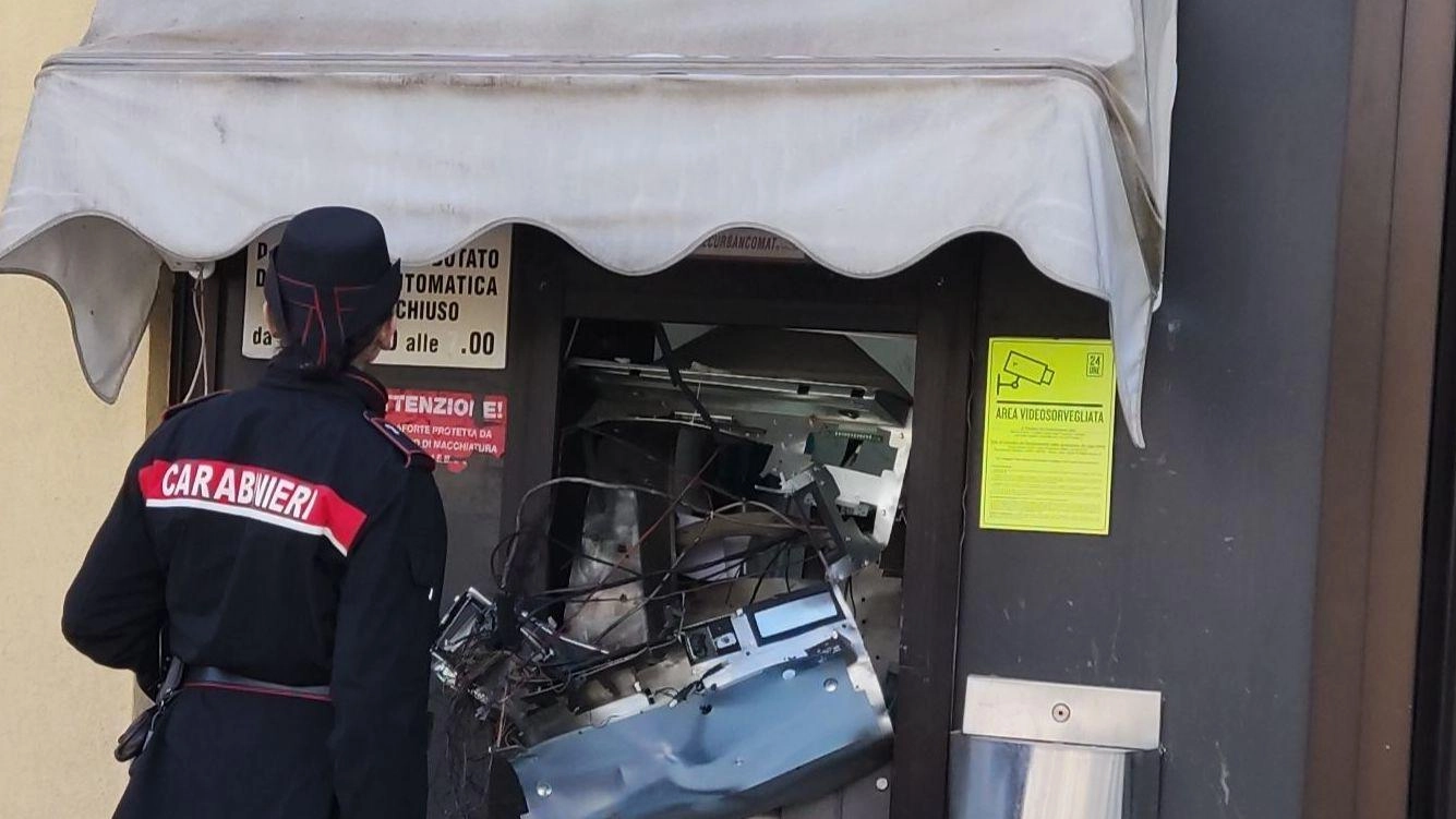 Esploso lo sportello automatico e danneggiati locali interni della filiale di un istituto di credito a Ponte San Giovanni: tre i banditi in fuga col bottino.