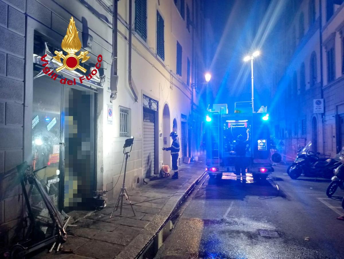 Incendio in un’officina: residenti evacuati, nessun ferito