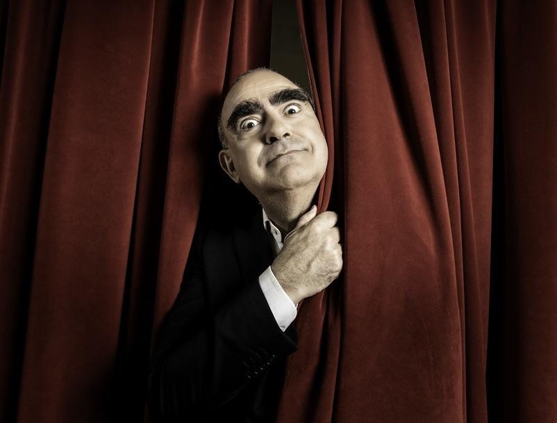 https://www.lanazione.it/image-service/view/acePublic/alias/contentid/ZDM1YjllNGEtNDJmNS00/0/il-teatro-come-spazio-per-la-persona-sipario-blu-arrivano-elio-e-celestini.jpeg?f=1.90:1&w=1200