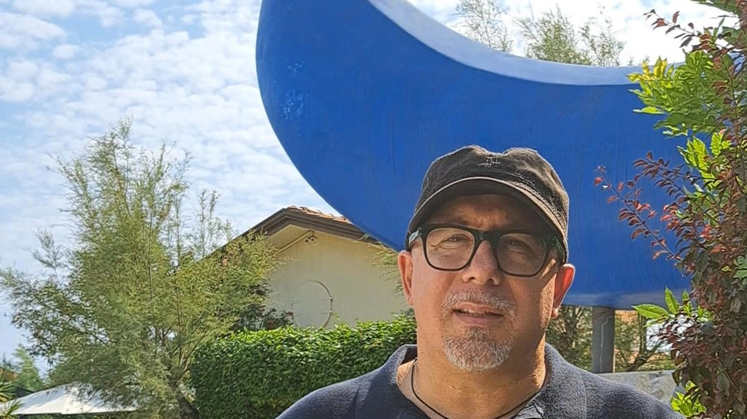 L’artista siciliano Giuseppe Veneziano insegnerà per il terzo anno storia dell’arte al liceo «Stagi» oltre ad aver comprato uno studio in città