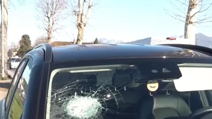 La denuncia dell’uomo alla guida: "Per il colpo ho rischiato di perdere il controllo" La denuncia dell’uomo alla guida: "Per il colpo ho rischiato di perdere il controllo"