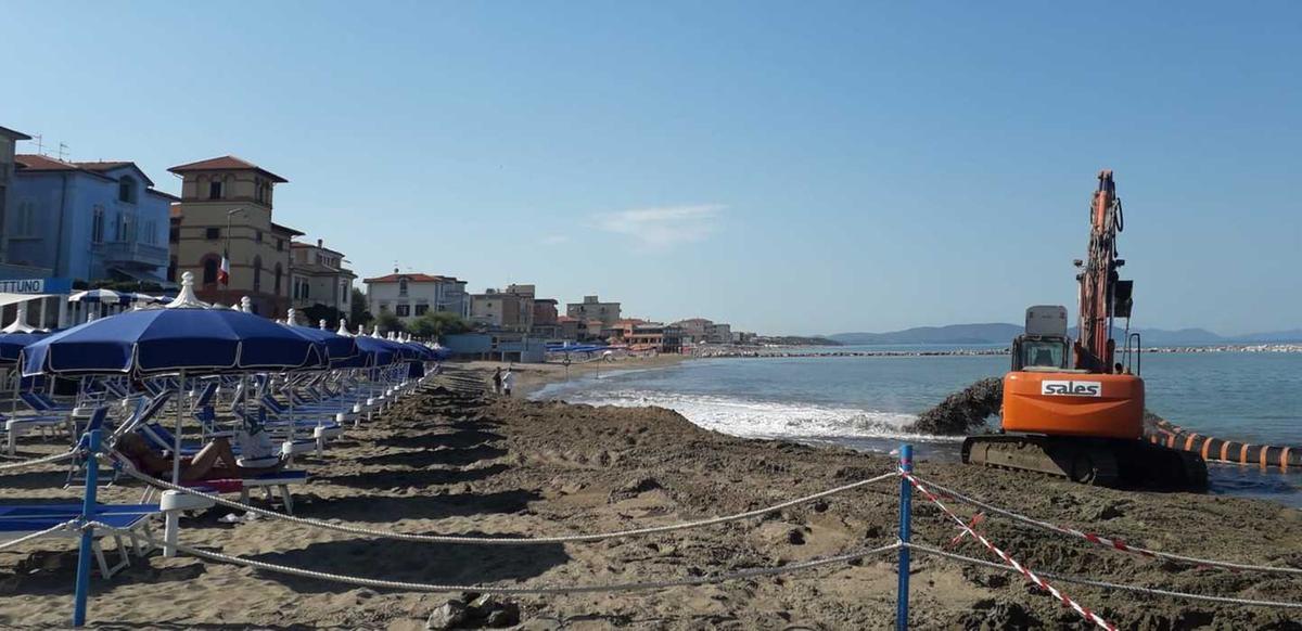 maltempo e divieti di balneazione il mare toscano 232 inquinato perch233 i comuni corrono ai ripari