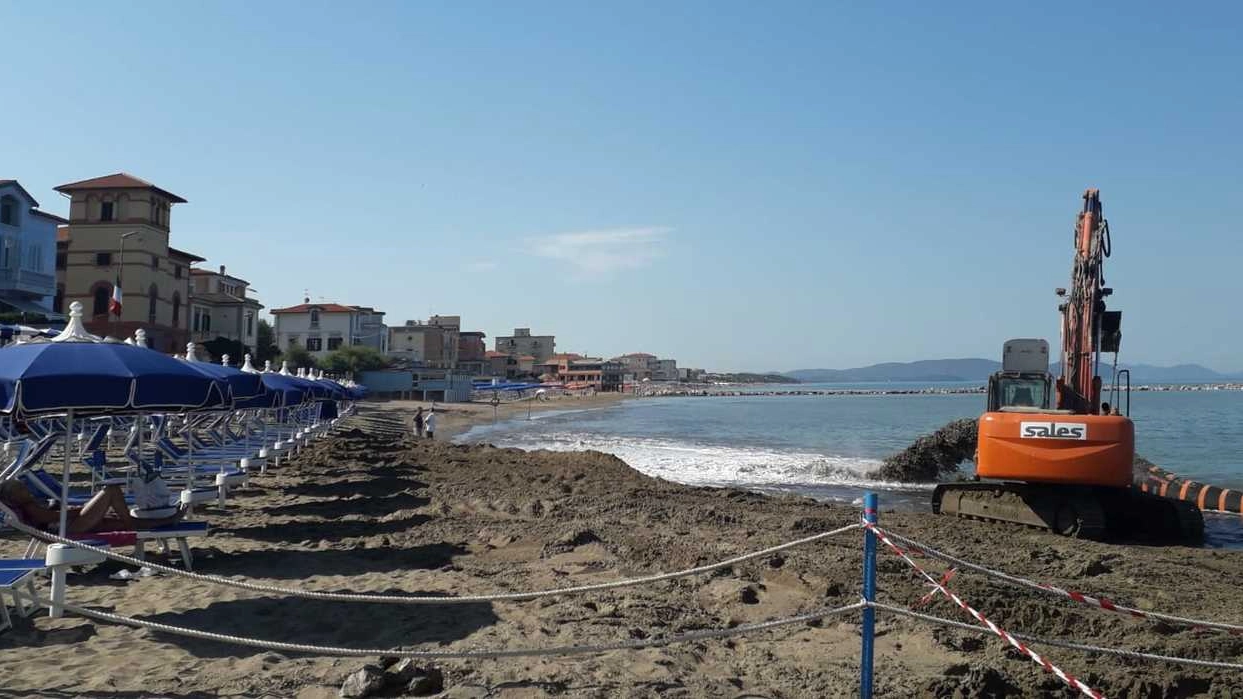 La spiaggia di San Vincenzo. Il Comune ha istituito il divieto di balneazione in numerose zone del territorio