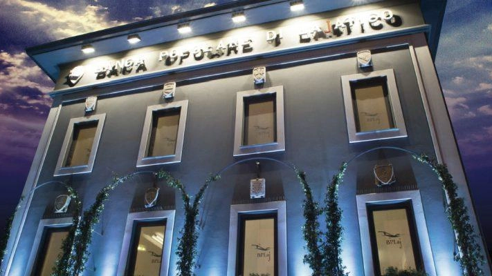 La banca di Lajatico presenta la semestrale. Nell’occasione, annuncia il concerto per i suoi 140 anni dalla fondazione. Sul palco ci sarà Raphael Gualazzi La banca di Lajatico presenta la semestrale. Nell’occasione, annuncia il concerto per i suoi 140 anni dalla fondazione. Sul palco ci sarà Raphael Gualazzi