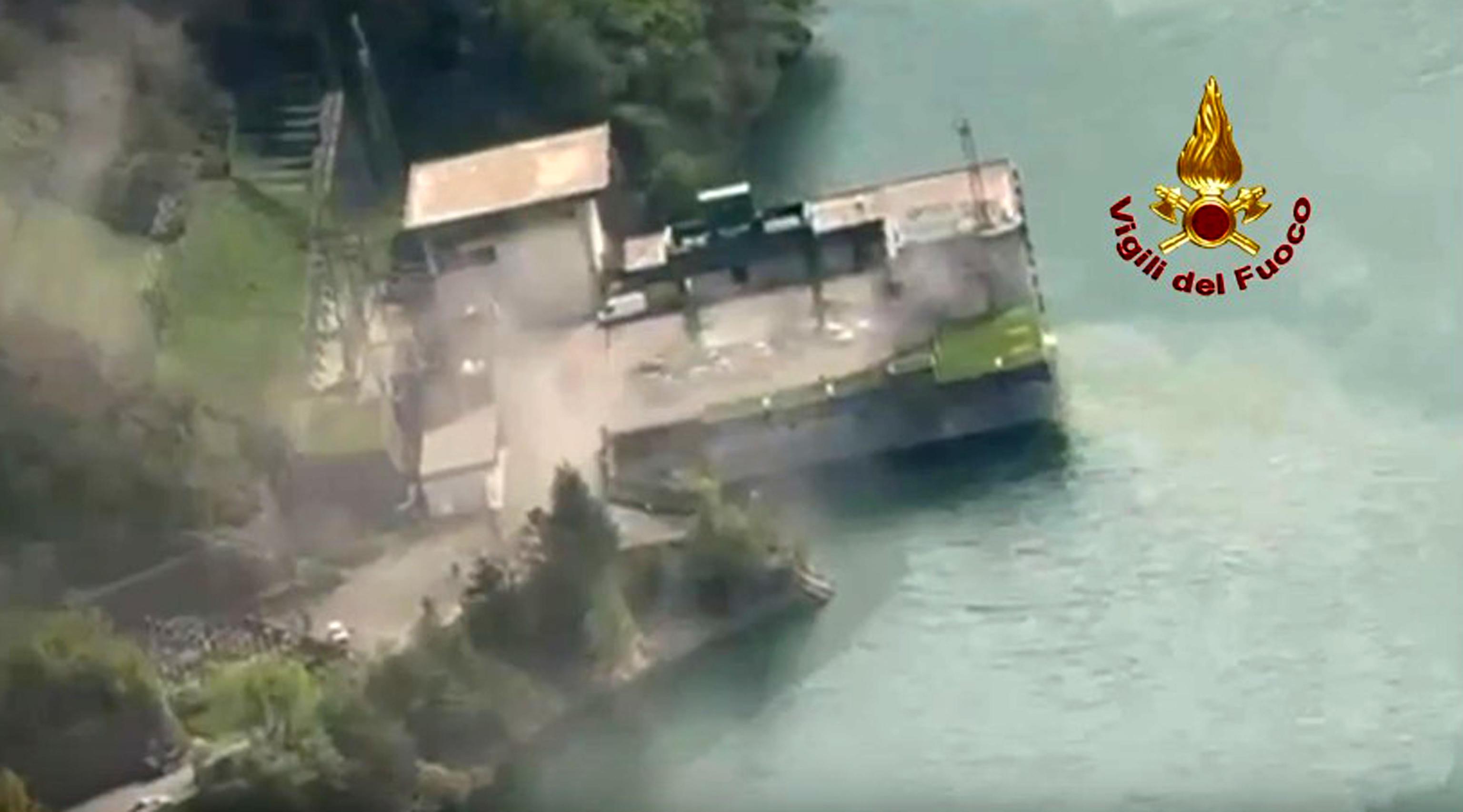 https://www.lanazione.it/image-service/view/acePublic/alias/contentid/ZDM2NzczMDAtOTYxMy00/0/alte-volute-di-fumo-si-alzano-dalla-centrale-sul-lago-di-suviana-e-il-9-aprile-2024-poco-dopo-lo-scoppio-della-turbina-ancora-non-si-conosce-l-enormita-della-tragedia.jpeg