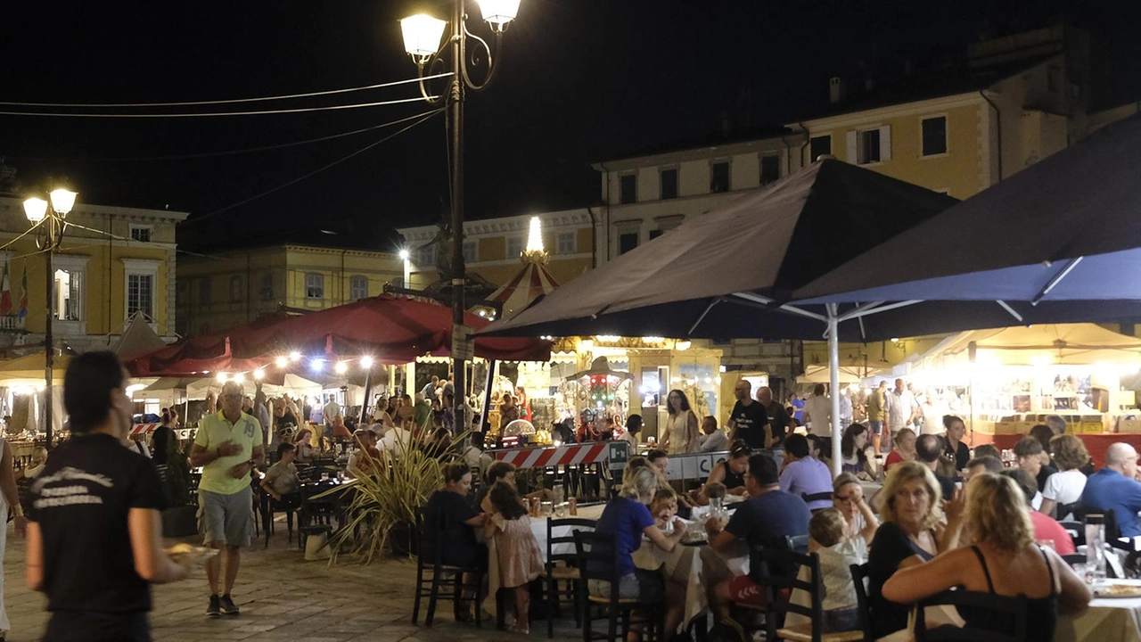 La movida serale del centro cittadino, oggetto dell’ordinanza. Un’immagine di piazza Matteotti La movida serale del centro cittadino, oggetto dell’ordinanza. Un’immagine di piazza Matteotti