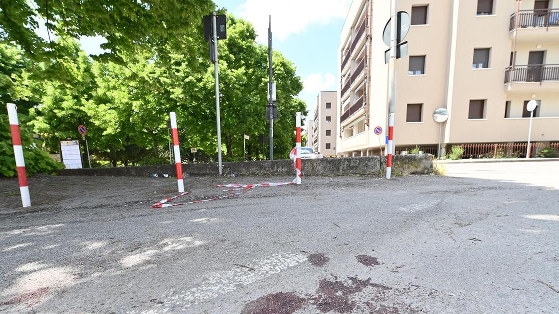 Notte di sangue a San Sisto. Tentano di investirlo con l’auto. Poi lo massacrano: giovane grave