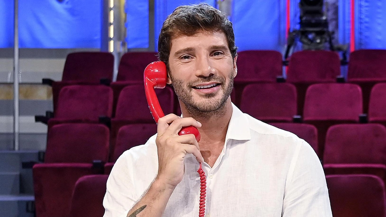 Stefano De Martino, conduttore di Affari Tuoi, abbinato alla Lotteria Italia Stefano De Martino, conduttore di Affari Tuoi, abbinato alla Lotteria Italia