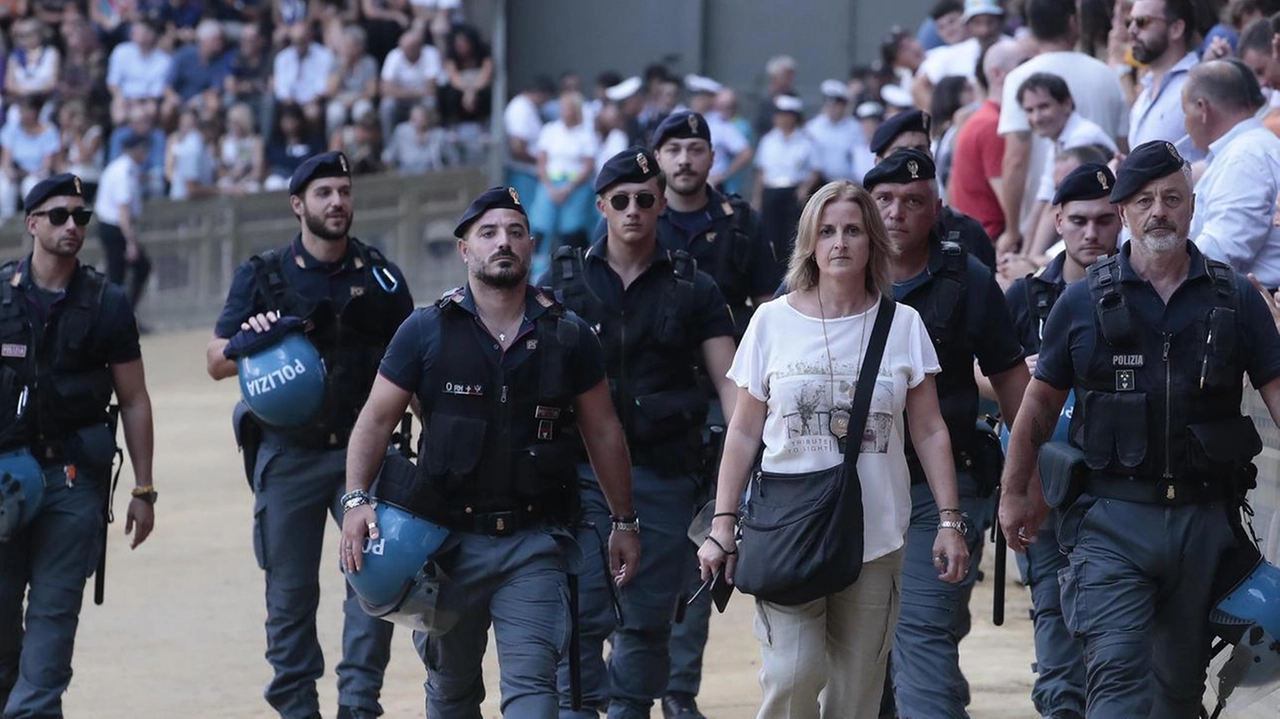 Il primo dirigente della polizia Alessia Baiocchi in Piazza del Campo Il primo dirigente della polizia Alessia Baiocchi in Piazza del Campo