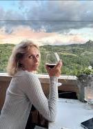 https://www.lanazione.it/image-service/view/acePublic/alias/contentid/ZDM3N2JiYTgtMTAzYi00/0/isabella-ferrari-gira-in-valdorcia-stregata-da-location-e-paesaggi.jpeg