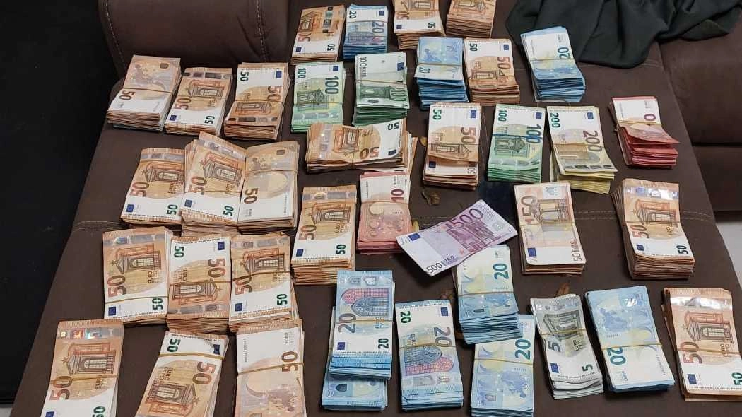 I soldi recuperati dopo essere stati gettati dalla finestra di un’abitazione a Prato I soldi recuperati dopo essere stati gettati dalla finestra di un’abitazione a Prato