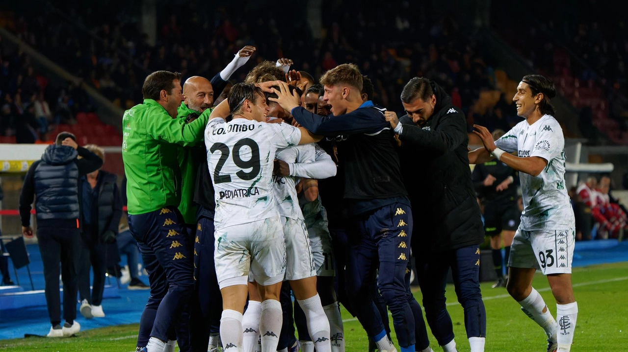 Un momento di esultanza in campo con l’abbraccio dei giocatori e dello staff Un momento di esultanza in campo con l’abbraccio dei giocatori e dello staff