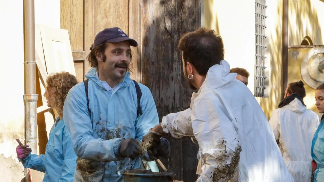 Volontari al lavoro contro il fango che devastò la Toscana. a novembre Volontari al lavoro contro il fango che devastò la Toscana. a novembre