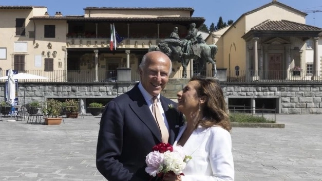 Cesara Buonamici e il marito Joshua Kalman il giorno delle nozze (Fotocronache Germogli)