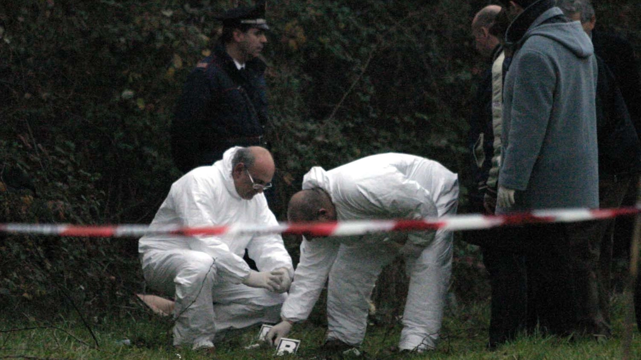 I rilievi effettuati dai carabinieri della compagnia di Sarzana sulla scena del crimine alla ricerca di indizi utili (foto di archivio) I rilievi effettuati dai carabinieri della compagnia di Sarzana sulla scena del crimine alla ricerca di indizi utili (foto di archivio)