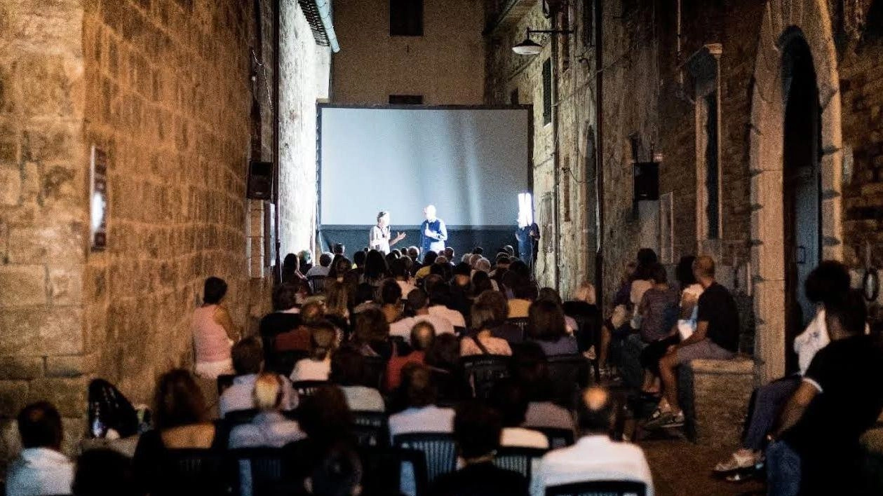 Chiude oggi a Castelnuovo dell’Abate la rassegna del cinema più piccolo del mondo, diretta da Martelli Chiude oggi a Castelnuovo dell’Abate la rassegna del cinema più piccolo del mondo, diretta da Martelli