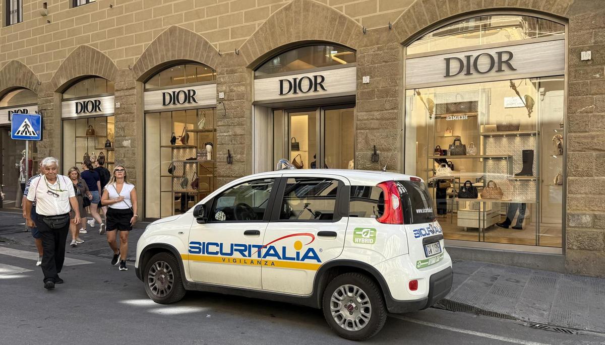 Il colpo della banda del buco. Fanno razzìa di borse Dior. Un varco nel palazzo accanto Il colpo della banda del buco. Fanno razzìa di borse Dior. Un varco nel palazzo accanto
