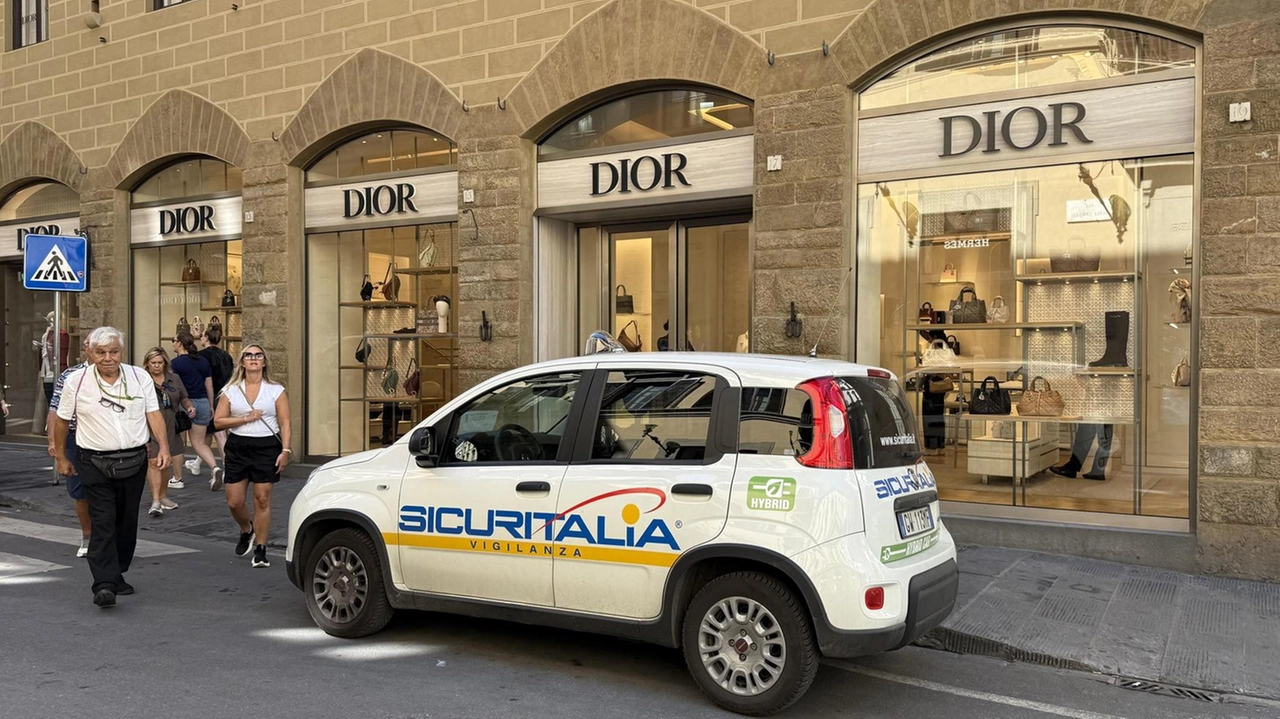 In via de’ Sassetti saccheggiata la boutique della maison francese: ammanco da 200mila euro. I ladri hanno avuto pochi secondi a disposizione, poi il fumo dell’antifurto ha riempito i locali. In via de’ Sassetti saccheggiata la boutique della maison francese: ammanco da 200mila euro. I ladri hanno avuto pochi secondi a disposizione, poi il fumo dell’antifurto ha riempito i locali.