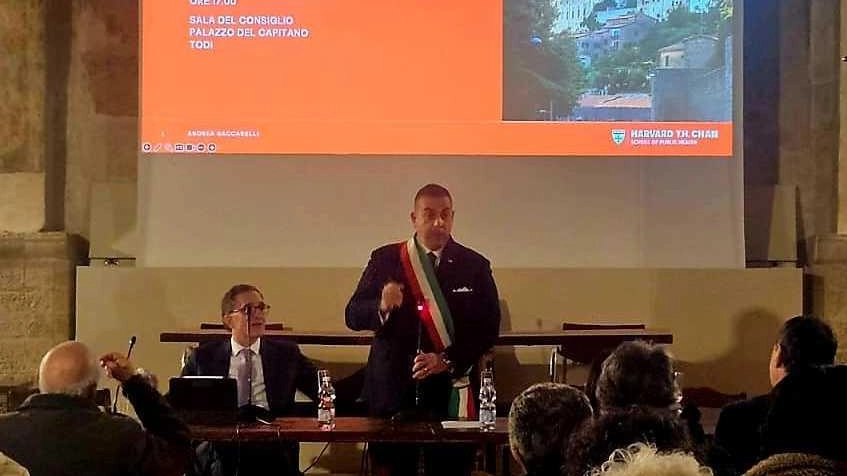 La cerimonia di premiazione di Andrea Baccarelli si è tenuta nel pomeriggio di ieri nella sala del Consiglio comunale di Todi. «Onorato di ricevere questo riconoscimento», ha detto La cerimonia di premiazione di Andrea Baccarelli si è tenuta nel pomeriggio di ieri nella sala del Consiglio comunale di Todi. «Onorato di ricevere questo riconoscimento», ha detto