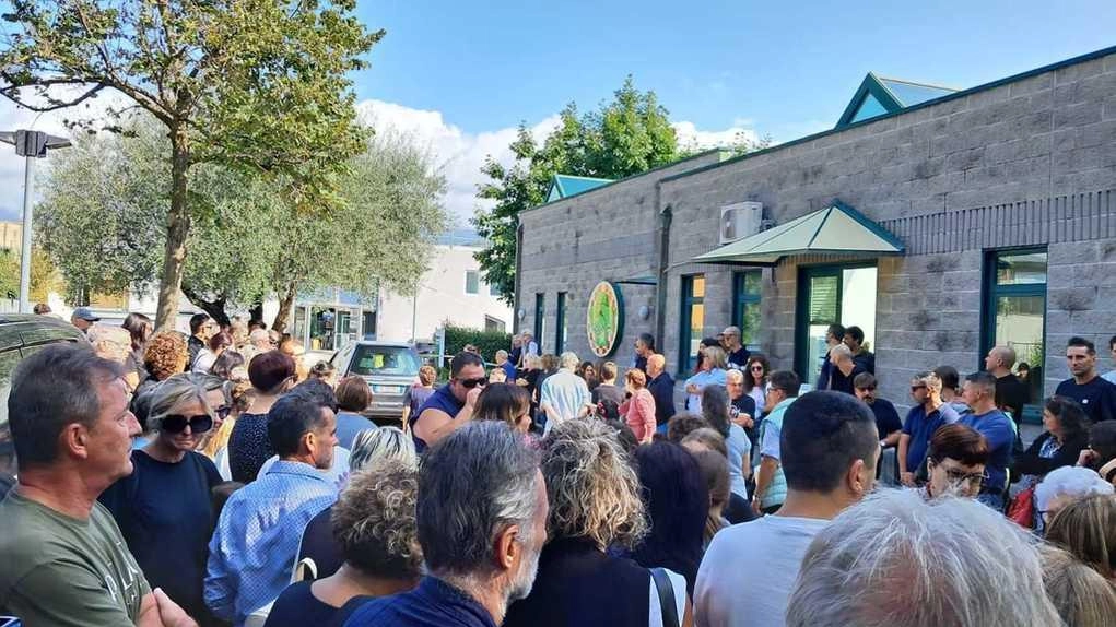 La trentaquattrenne Bonciolini è morta lo scorso 5 settembre per le conseguenze di un brutto malore. Lascia il marito e due figli piccoli. Una folla di persone ha voluto prendere parte alla cerimonia funebre. La trentaquattrenne Bonciolini è morta lo scorso 5 settembre per le conseguenze di un brutto malore. Lascia il marito e due figli piccoli. Una folla di persone ha voluto prendere parte alla cerimonia funebre.
