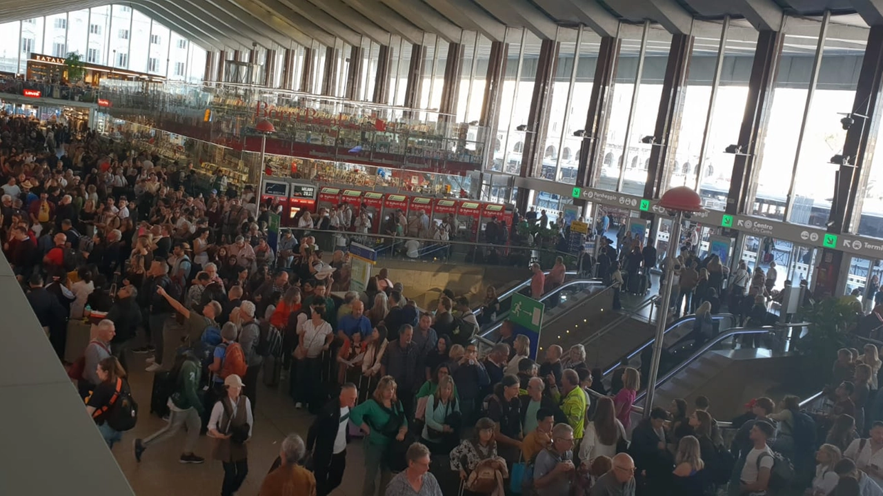 TRASPORTI. ROMA, A TERMINI L'ATTESA TRA OCCHI SUL CELLULARE E PIC-NIC IMPROVVISATI /FOTO(FOTO 1 di 1)