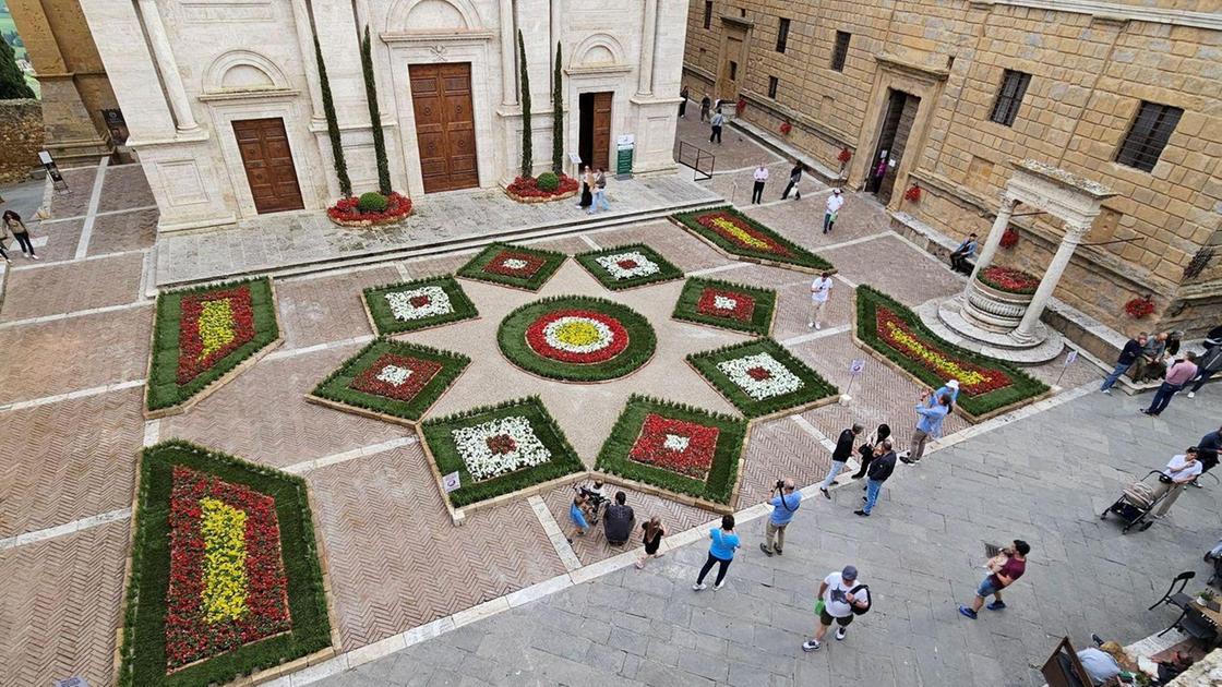 Torna “Pienza e i fiori“. La città-giardino si colora