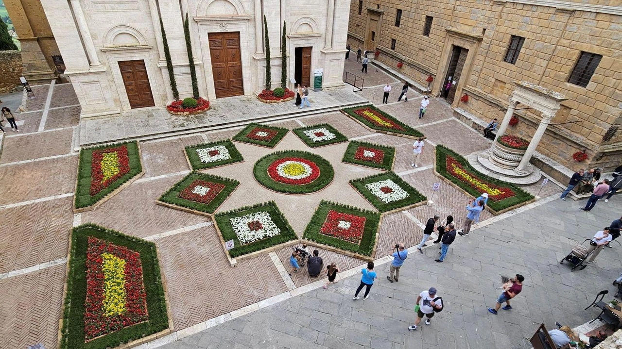Si inaugura sabato 3 la 38^ edizione di “Pienza e i fiori”, vero e proprio contenitore di appuntamenti culturali, artistici,... Si inaugura sabato 3 la 38^ edizione di “Pienza e i fiori”, vero e proprio contenitore di appuntamenti culturali, artistici,...