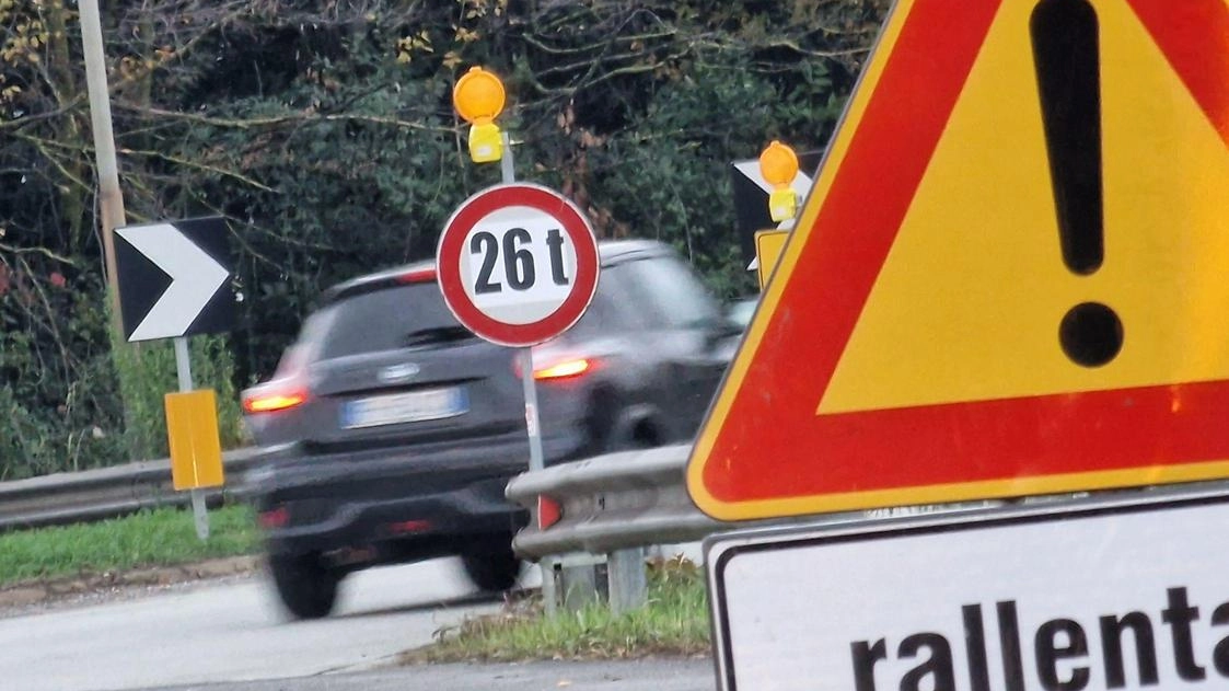 "Il maltempo di questi giorni sta aggravando la situazione delle strade comunali, ormai a Pistoia è emergenza buche e ne... "Il maltempo di questi giorni sta aggravando la situazione delle strade comunali, ormai a Pistoia è emergenza buche e ne...