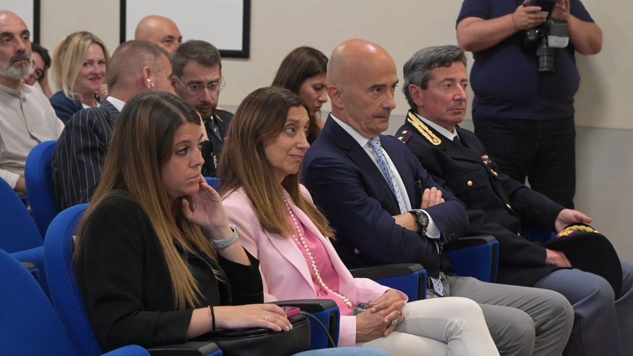 L’onorevole Elisa Montemagni in prima fila con il questore di Lucca Edgardo Giobbi L’onorevole Elisa Montemagni in prima fila con il questore di Lucca Edgardo Giobbi