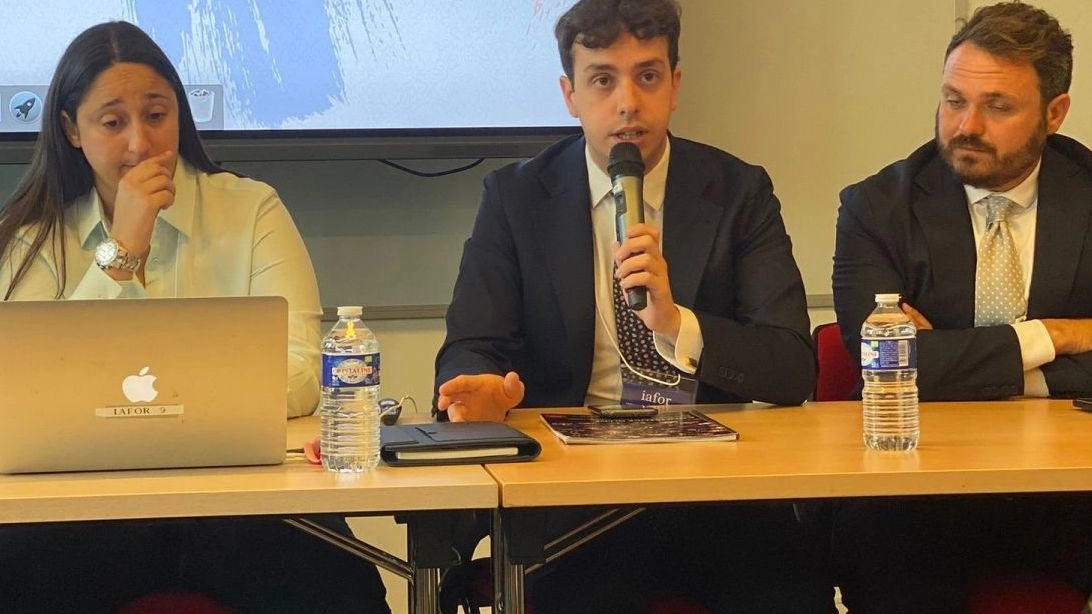 Giorgio Tenneroni, ex studente del Liceo “Jacopone“, 24 anni, durante la conferenza alla Sornona nella quale ha parlato, appunto, dei giovani Giorgio Tenneroni, ex studente del Liceo “Jacopone“, 24 anni, durante la conferenza alla Sornona nella quale ha parlato, appunto, dei giovani