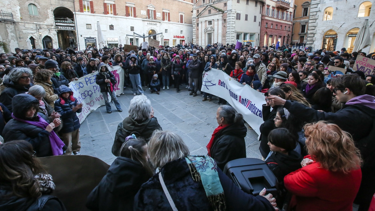 Manifestazione contro violenza sulle donne in piazza della Repubblica