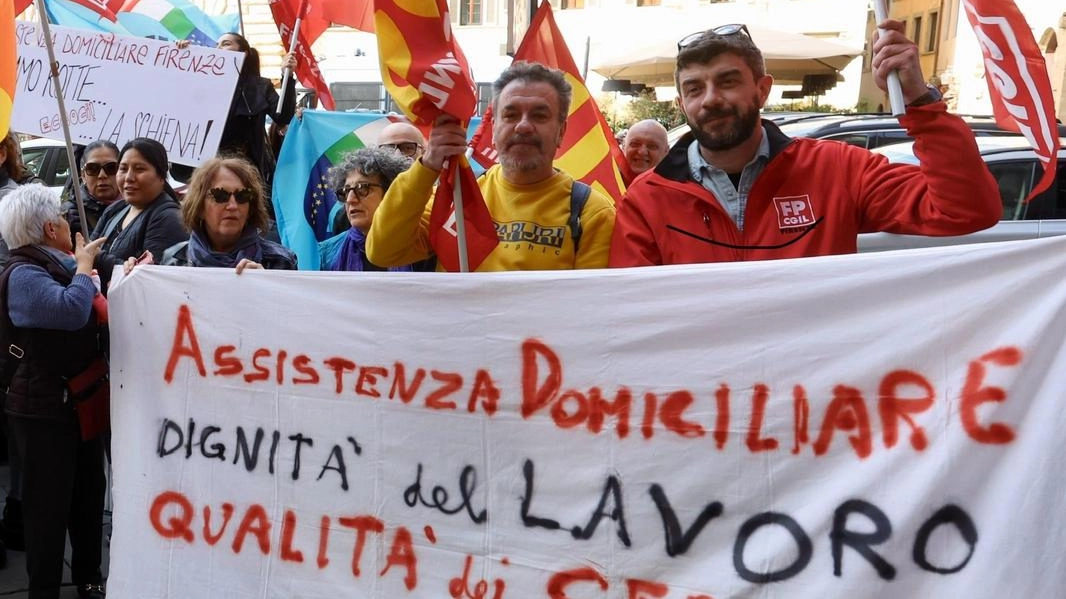 Un sit-in di operatori impegnati nel campo dell’assistenza domiciliare (archivio) Un sit-in di operatori impegnati nel campo dell’assistenza domiciliare (archivio)