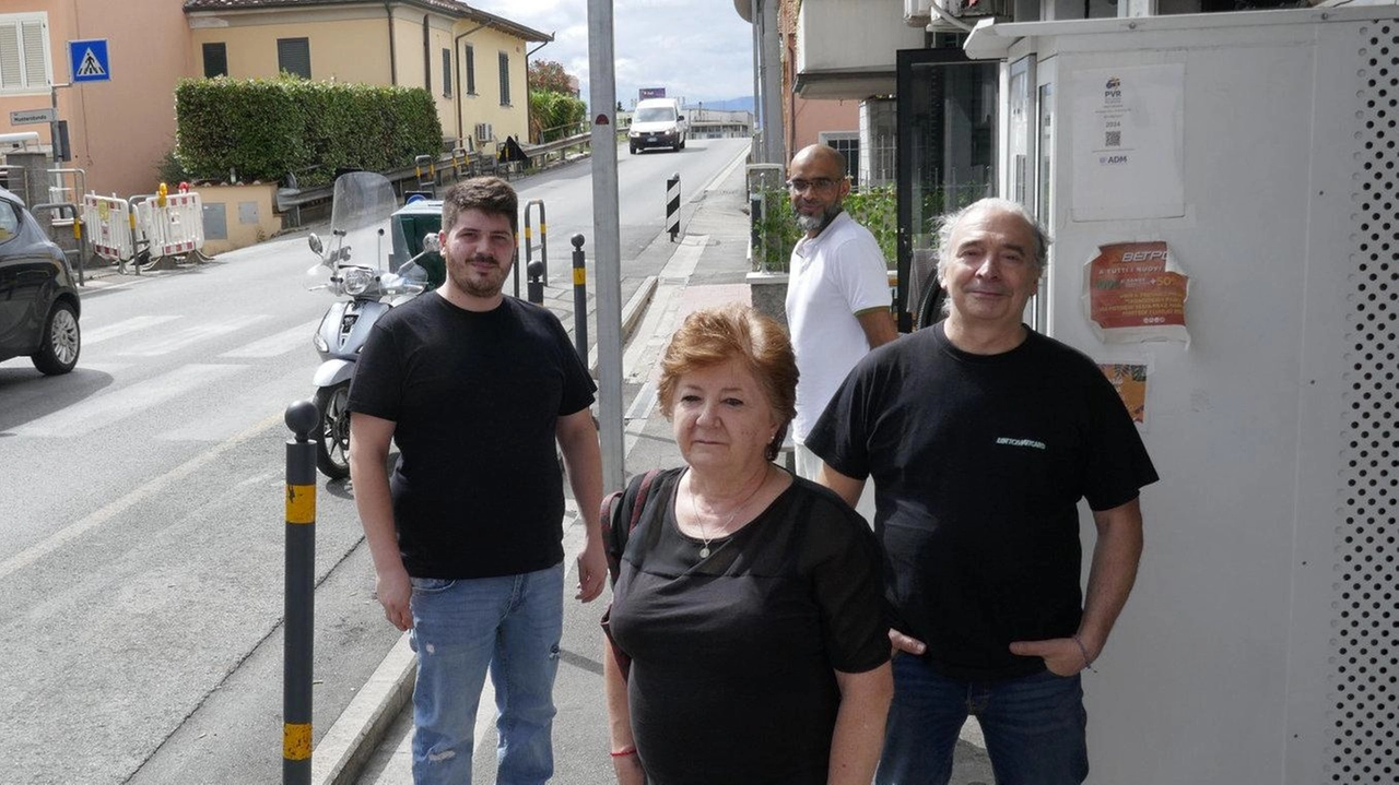 I commercianti: "La transenna è stata messa troppo presto, il cantiere inizia dopo, automobilisti scoraggiati ad entrare". E lamentano un calo degli affari: "Il Comune riconosca un indennizzo". I commercianti: "La transenna è stata messa troppo presto, il cantiere inizia dopo, automobilisti scoraggiati ad entrare". E lamentano un calo degli affari: "Il Comune riconosca un indennizzo".