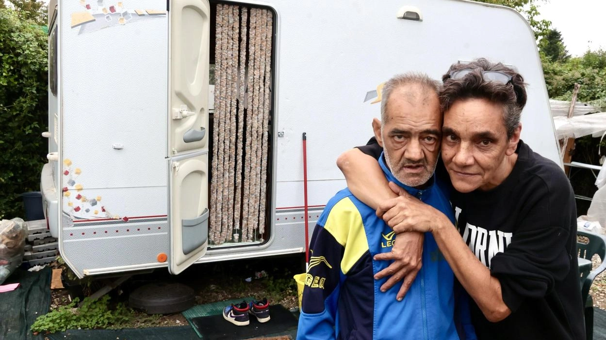 Lara con il suo compagno davanti alla roulotte dove ha trovato ospitalità Lara con il suo compagno davanti alla roulotte dove ha trovato ospitalità