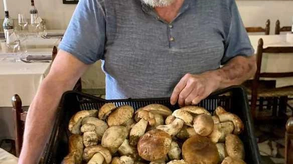 Mario Fiori, titolare del ristorante Ulisse a Seravezza dove la cucina a base di funghi è la specialità della casa Mario Fiori, titolare del ristorante Ulisse a Seravezza dove la cucina a base di funghi è la specialità della casa
