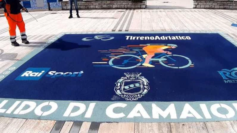 L’omaggio a cura dei maestri tappetari dell’associazione Tappeti di Segatura