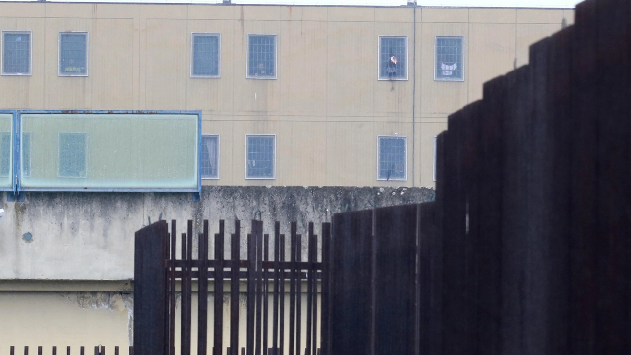 Perquisizioni in carcere Prato, indagati agenti e detenuti