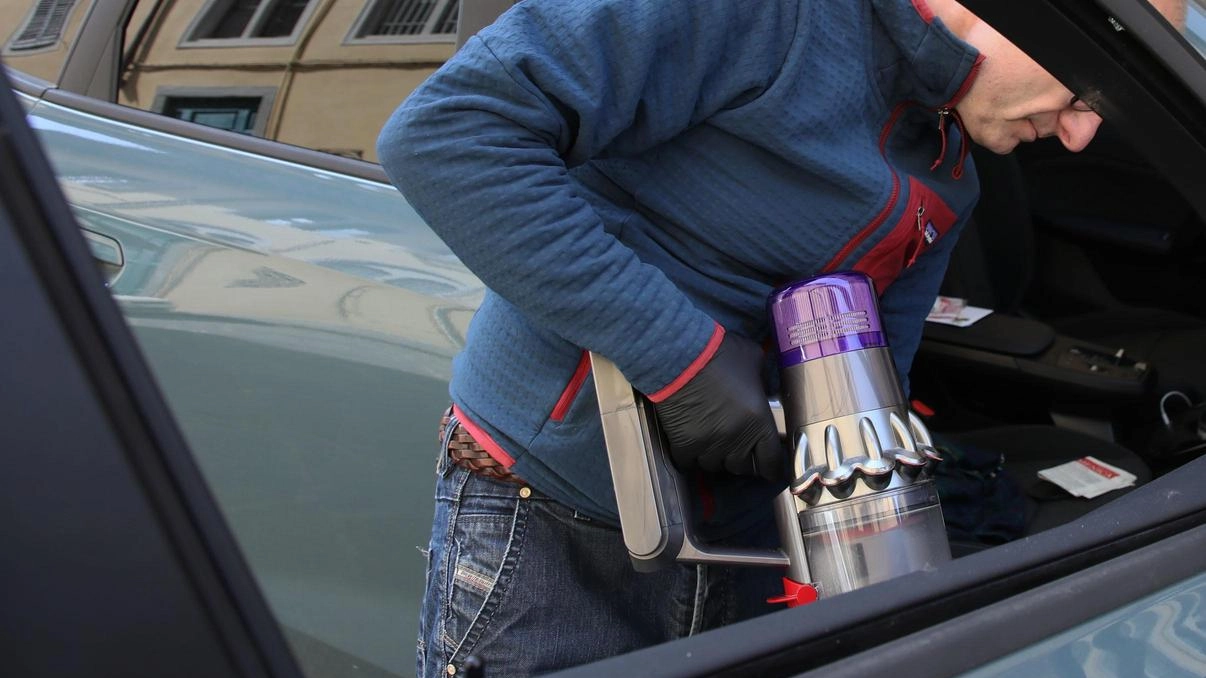 FIRENZE Un freno ai reati della disperazione. Spaccate di vetrine di negozi e di finestrini di auto abbondano nelle notti fiorentine,... FIRENZE Un freno ai reati della disperazione. Spaccate di vetrine di negozi e di finestrini di auto abbondano nelle notti fiorentine,...