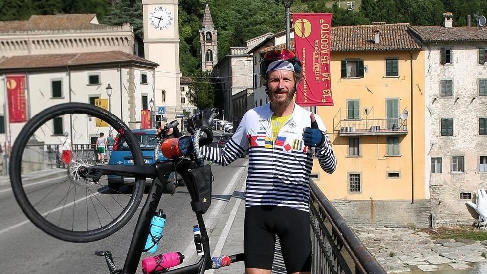 Il giorno della partenza ha salutato la moglie Francesca affacciata alla finestra. Poi il viaggio verso il Friuli . Il giorno della partenza ha salutato la moglie Francesca affacciata alla finestra. Poi il viaggio verso il Friuli .