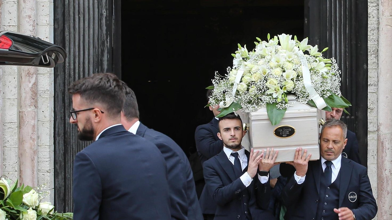 Celebrati i funerali nella chiesa di Santa Maria Assunta, a Monteluce, dove avevano vissuto prima di trasferirsi nel casolare di Fratticiola Selvatica. Lo strazio dei colleghi e del fidanzato di Elisa . Celebrati i funerali nella chiesa di Santa Maria Assunta, a Monteluce, dove avevano vissuto prima di trasferirsi nel casolare di Fratticiola Selvatica. Lo strazio dei colleghi e del fidanzato di Elisa .