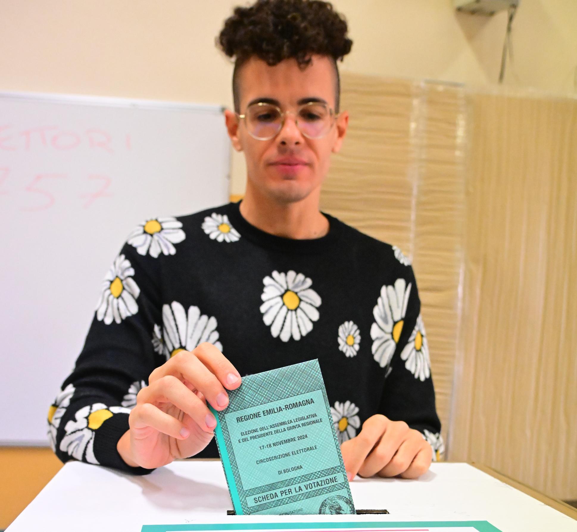 Si votano i referendum. Urne aperte per due giorni Si votano i referendum. Urne aperte per due giorni