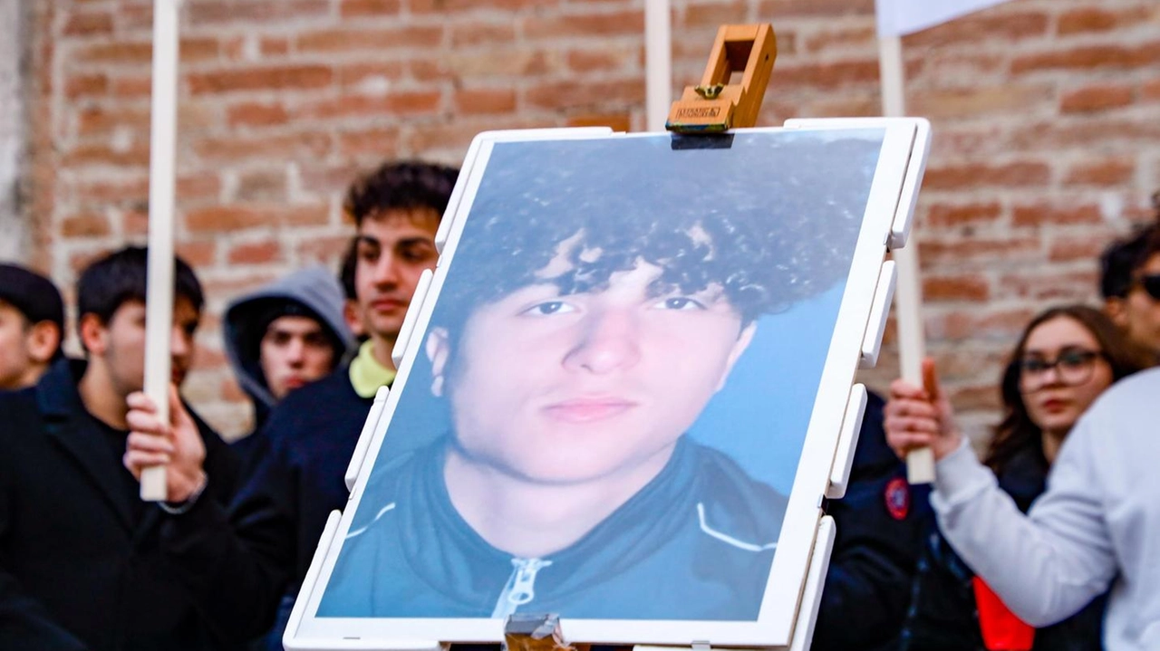 Gli amici mostrano una foto di Maati. Aveva 17 anni